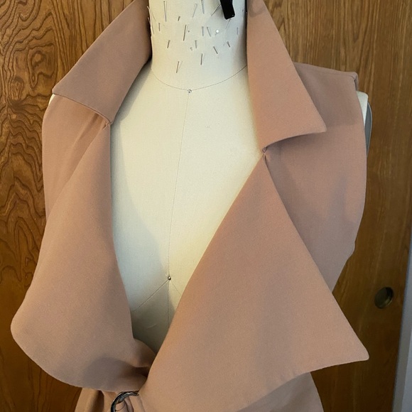 Chic Sleeveless Jacket - Picture 2 of 4